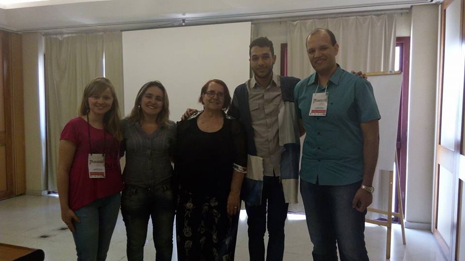 A imagem é uma foto da Bibliotecária Vanessa Santiago com 4 participantes do sétimo congresso brasileiro de extensão universitária em Ouro preto minas gerais