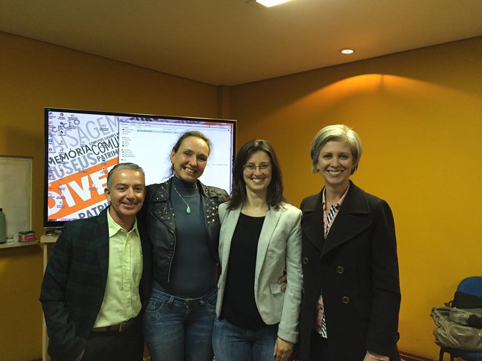 foto da bibliotecária Vania da Costa Machado com os três professores doutores da banca.
