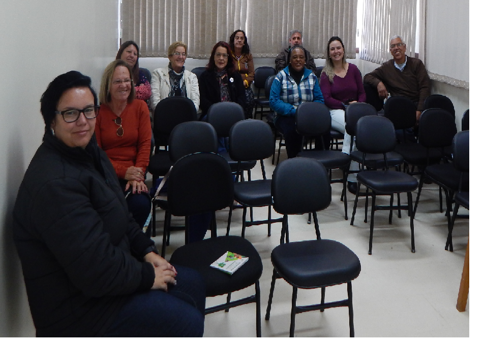 alunos sorridentes sentados em cadeiras