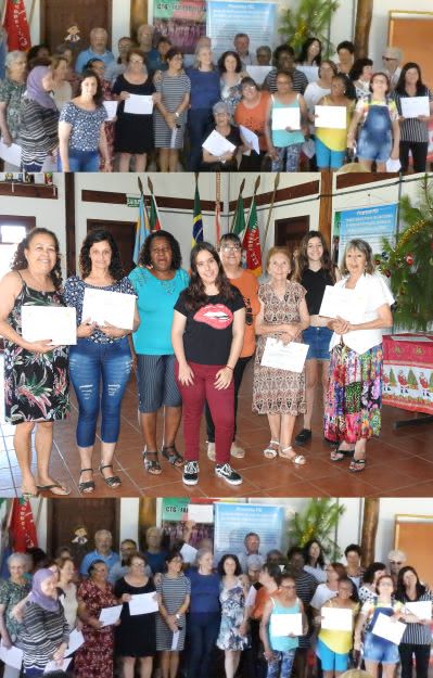 montagem com três fotos onde aparecem os formandos do projeto entre homens e mulheres com mais de 60 anos. A maioria está em pé na foto segurando seus certificados e expressando sorrisos