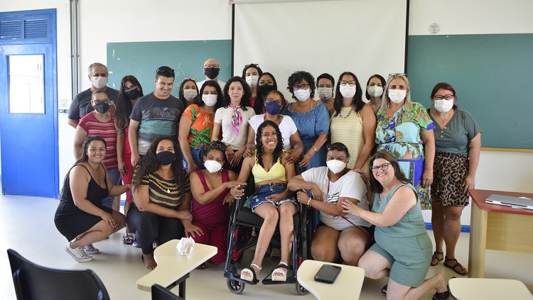 Aluna Fernanda Moreira Rodrigues com seus professores e colegas em sua defesa de TCC.