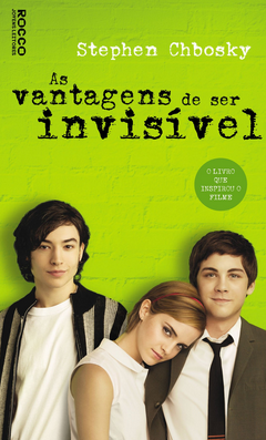 Capa livro com fundo verde, imagem de três jovens, sendo uma moça ao centro e com as letras na cor preta escrito As vantagens de ser invisível.