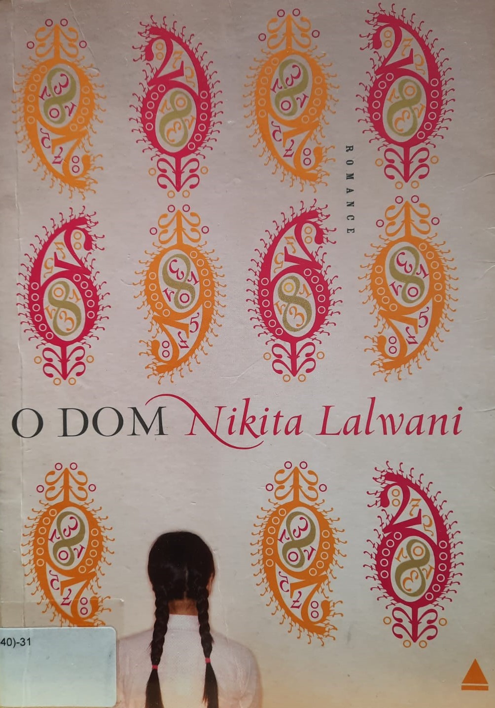 capa da obra O Dom da autora Nikita Lalwani com fundo bege e os numerais 6 e 9 nos tons rosa e amarelo, respectivamente e uma menina de costas no canto esquerdo