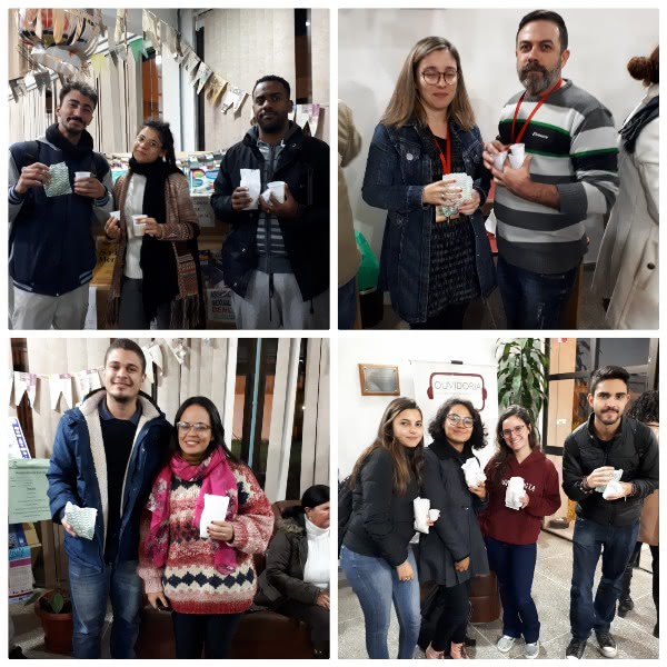 Montagem com quatro fotos, onde aparecem no total 11 estudantes, sorrindo para a câmera, segurando pacotes de pipocas