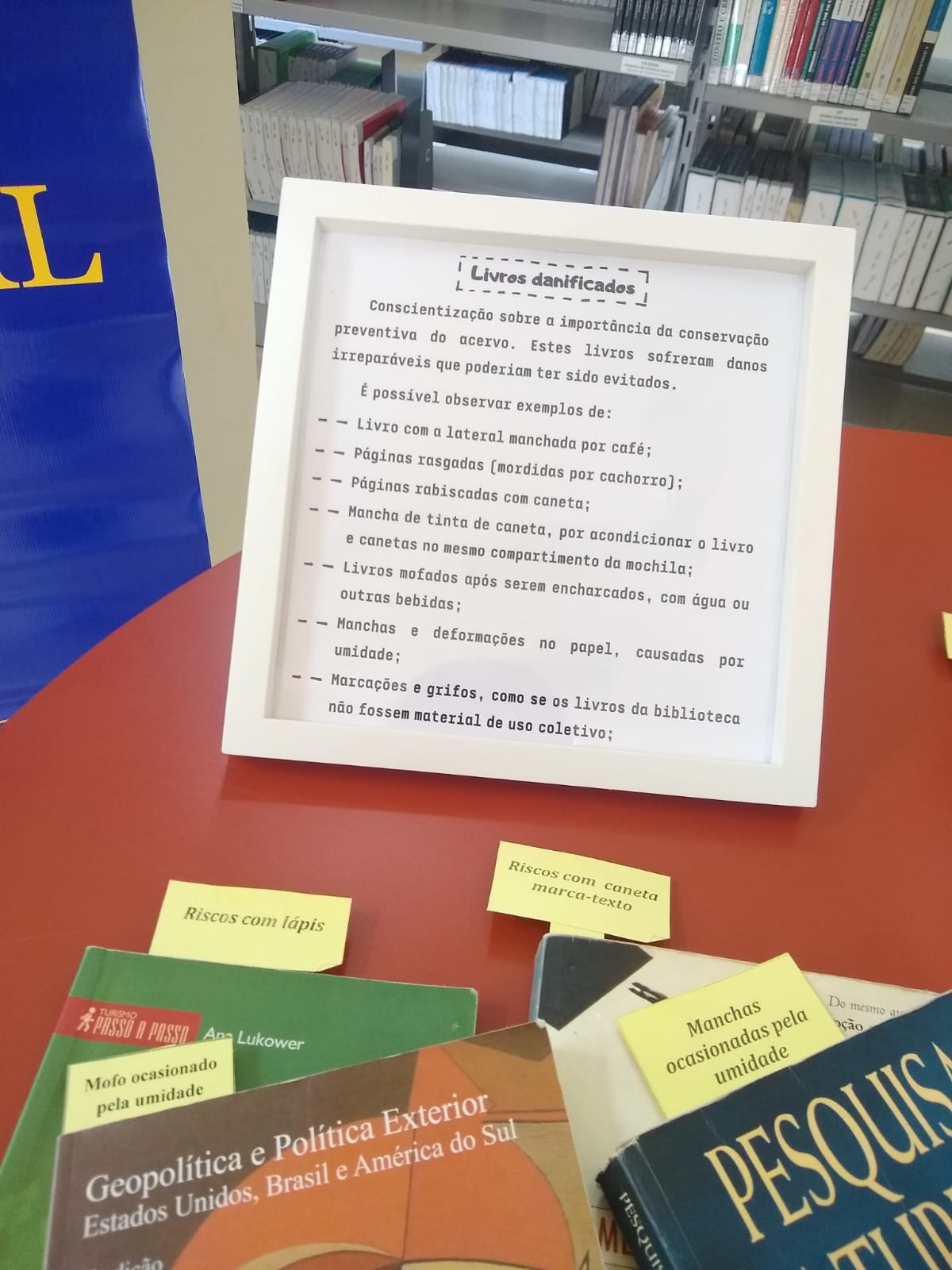 Exposição livros danificados - Biblioteca do Campus Santa Vitória do Palmar