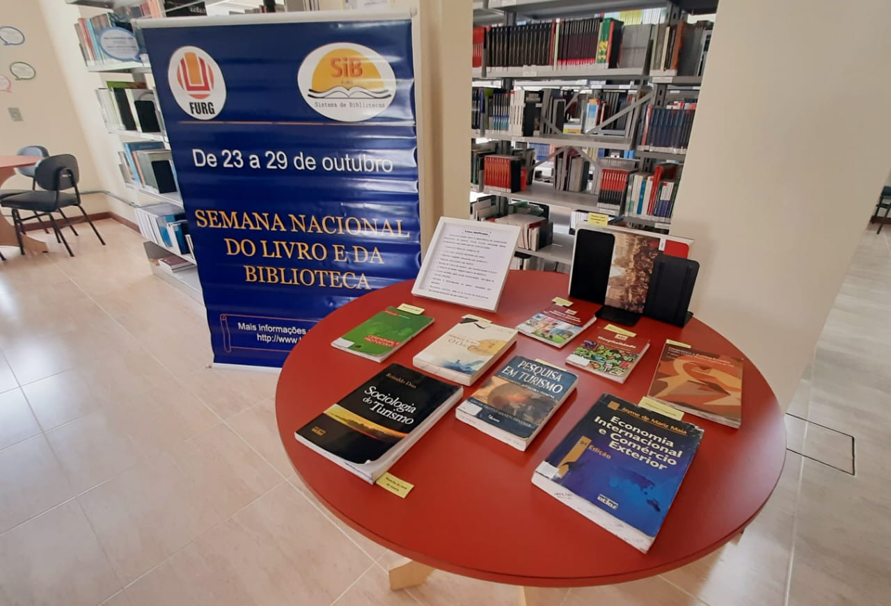 Exposição livros danificados - Biblioteca do Campus Santa Vitória do Palmar