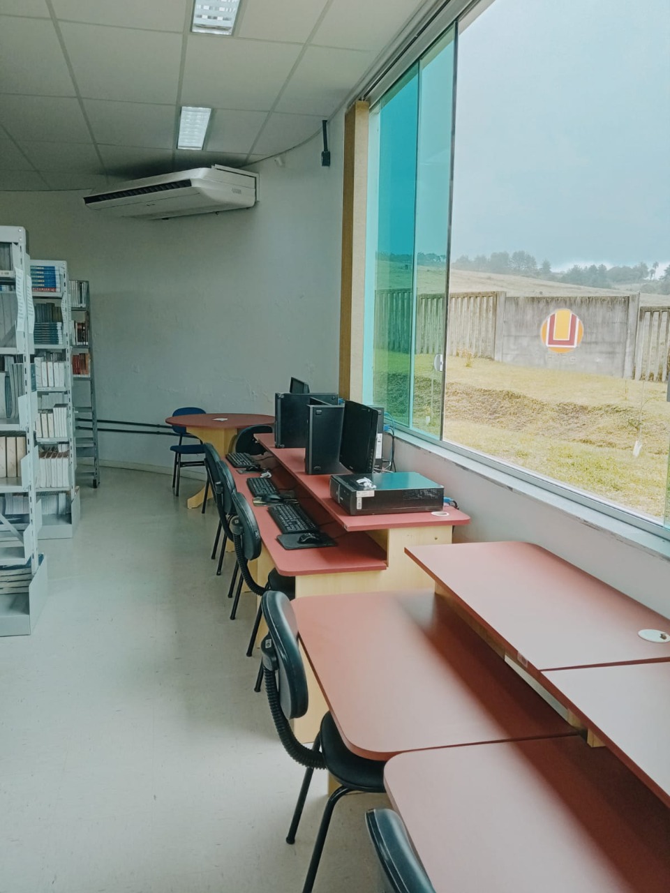 Mesas e computadores para estudo