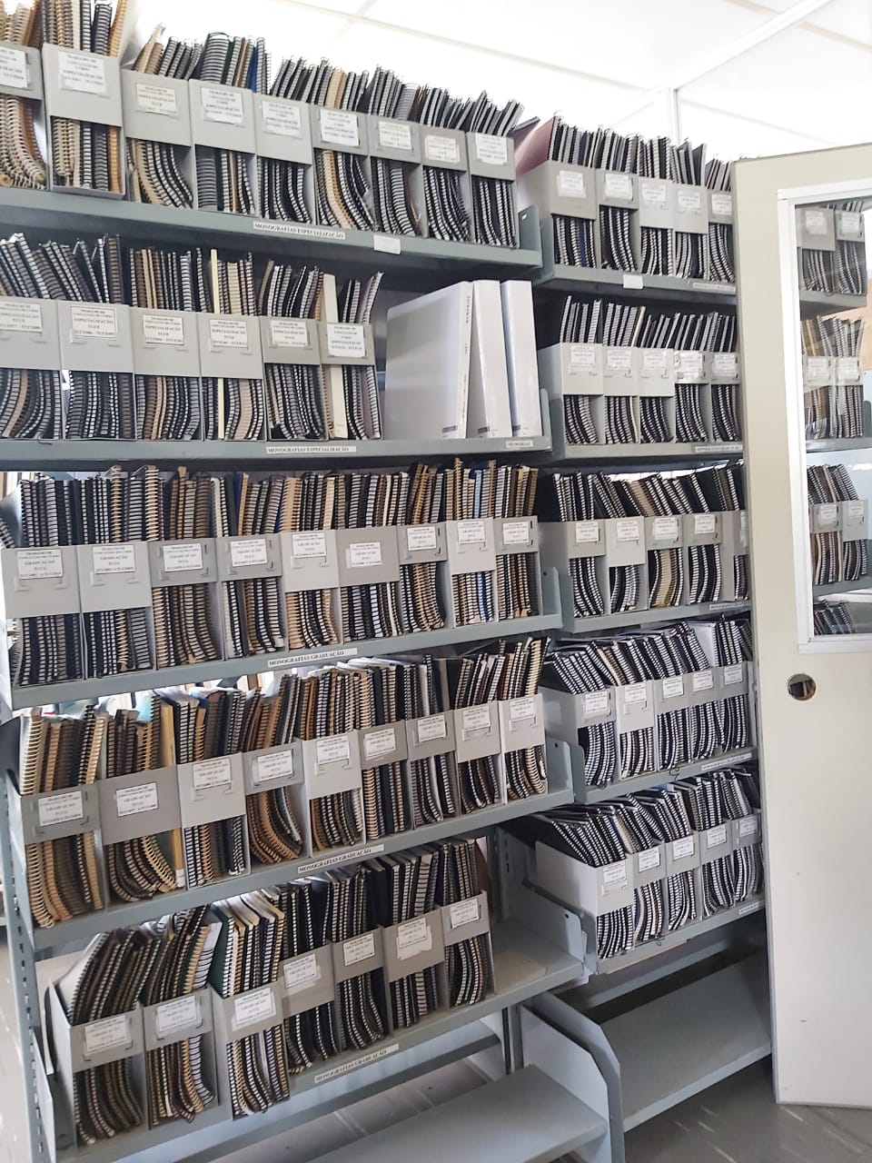 Fotografia de estantes com parte da coleção de periódicos da Biblioteca Setorial da Pós-Graduação em Oceanografia