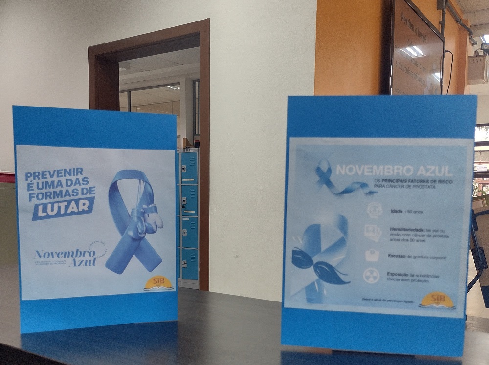 Imagem de dois cartazes com informações sobre o câncer de próstata 